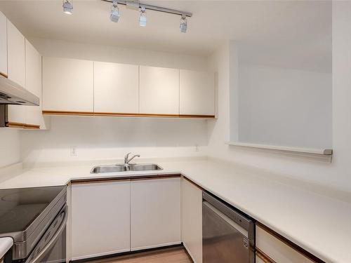 404-2647 Graham St, Victoria, BC - Indoor Photo Showing Kitchen With Double Sink