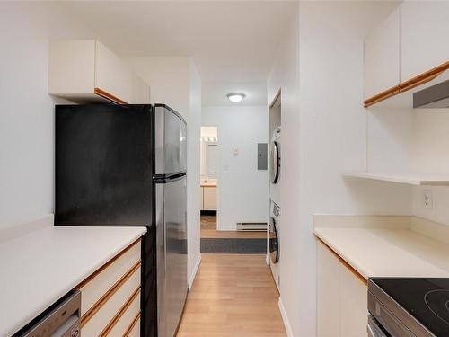 404-2647 Graham St, Victoria, BC - Indoor Photo Showing Kitchen