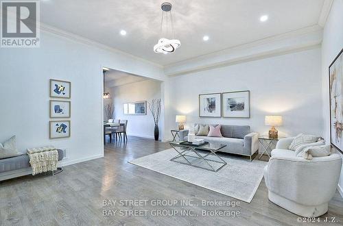 60 Elyse Court, Aurora, ON - Indoor Photo Showing Living Room