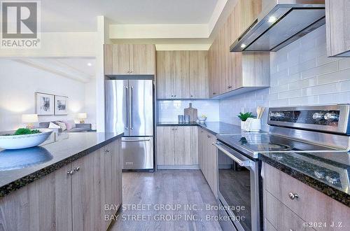 60 Elyse Court, Aurora, ON - Indoor Photo Showing Kitchen