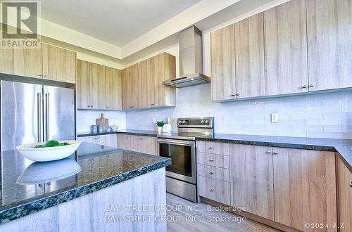 60 Elyse Court, Aurora, ON - Indoor Photo Showing Kitchen