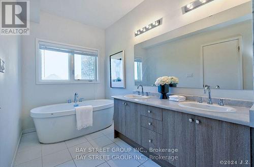 60 Elyse Court, Aurora, ON - Indoor Photo Showing Bathroom