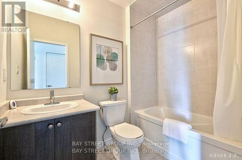 60 Elyse Court, Aurora, ON - Indoor Photo Showing Bathroom