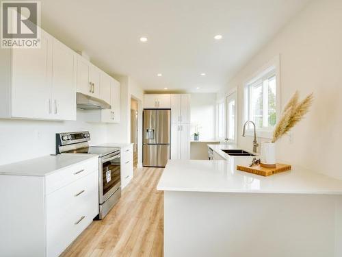 7358 Field Street, Powell River, BC - Indoor Photo Showing Kitchen With Stainless Steel Kitchen With Double Sink With Upgraded Kitchen