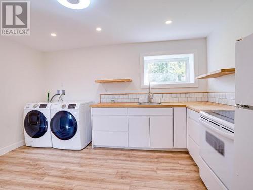 7358 Field Street, Powell River, BC - Indoor Photo Showing Laundry Room