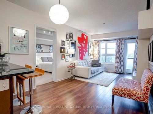 308-70 Baycliffe Cres E, Brampton, ON - Indoor Photo Showing Living Room