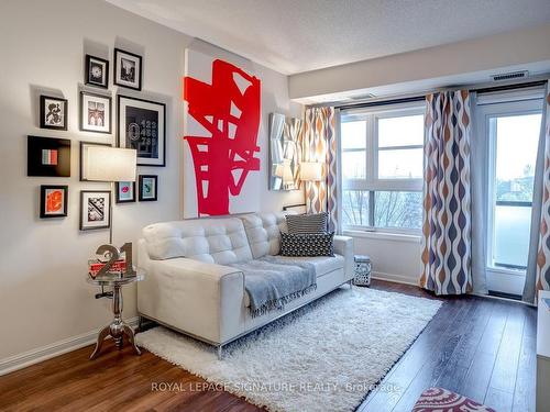 308-70 Baycliffe Cres E, Brampton, ON - Indoor Photo Showing Living Room