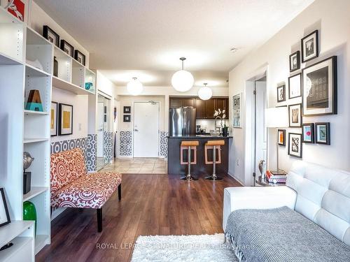 308-70 Baycliffe Cres E, Brampton, ON - Indoor Photo Showing Living Room