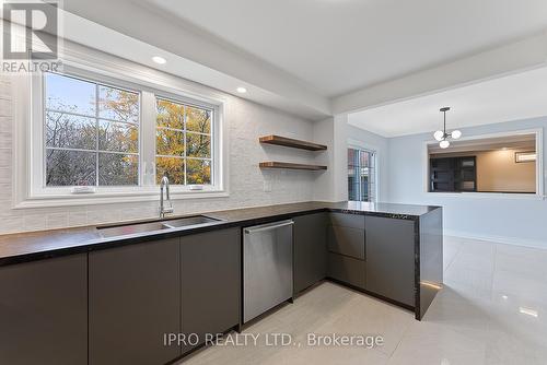 907 Leslie Valley Drive, Newmarket, ON - Indoor Photo Showing Kitchen With Double Sink