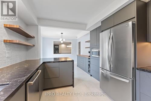 907 Leslie Valley Drive, Newmarket, ON - Indoor Photo Showing Kitchen