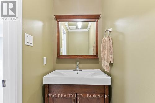 907 Leslie Valley Drive, Newmarket, ON - Indoor Photo Showing Bathroom