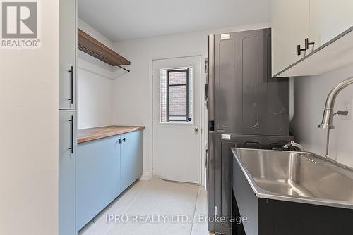 907 Leslie Valley Drive, Newmarket, ON - Indoor Photo Showing Laundry Room