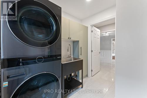 907 Leslie Valley Drive, Newmarket, ON - Indoor Photo Showing Laundry Room