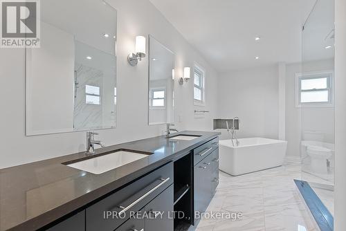 907 Leslie Valley Drive, Newmarket, ON - Indoor Photo Showing Bathroom