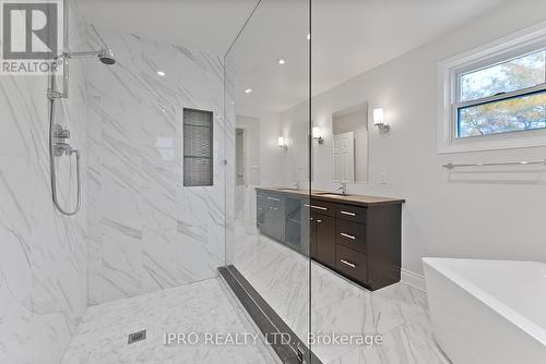 907 Leslie Valley Drive, Newmarket, ON - Indoor Photo Showing Bathroom