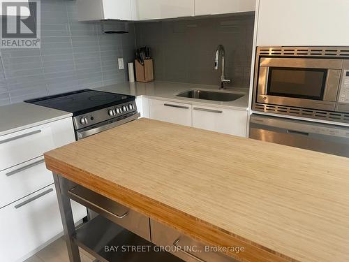 2912 - 501 Yonge Street, Toronto, ON - Indoor Photo Showing Kitchen