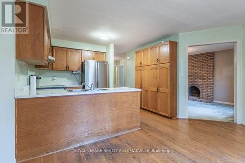 3465 Wilmot Crescent, Oakville, ON - Indoor Photo Showing Kitchen With Double Sink