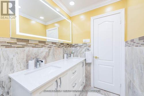 7074 Magic Court, Mississauga, ON - Indoor Photo Showing Bathroom