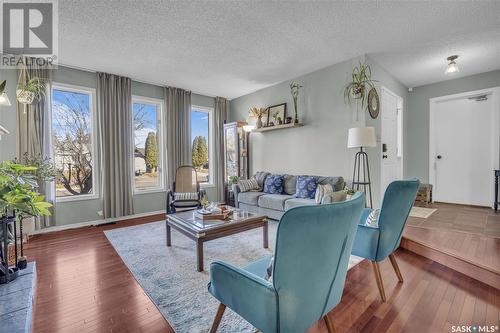 3230 Tufts Bay E, Regina, SK - Indoor Photo Showing Living Room