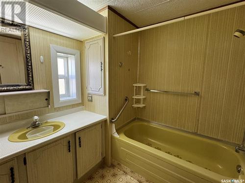 909 9Th Street, Perdue, SK - Indoor Photo Showing Bathroom