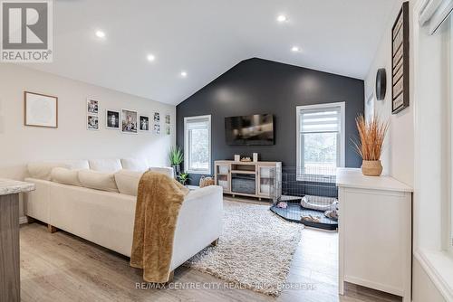 40 Livingston Drive, Tillsonburg, ON - Indoor Photo Showing Living Room