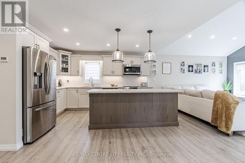 40 Livingston Drive, Tillsonburg, ON - Indoor Photo Showing Kitchen With Upgraded Kitchen