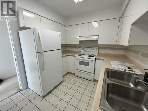 15Fl 9603 Manchester, Burnaby, BC - Indoor Photo Showing Kitchen With Double Sink