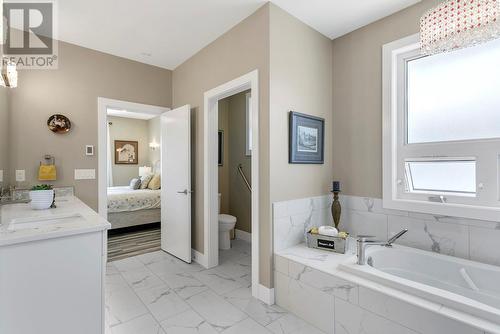 1077 Loseth Drive, Kelowna, BC - Indoor Photo Showing Bathroom