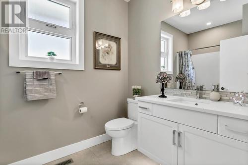 1077 Loseth Drive, Kelowna, BC - Indoor Photo Showing Bathroom