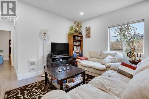 1077 Loseth Drive, Kelowna, BC - Indoor Photo Showing Living Room