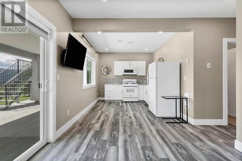 1077 Loseth Drive, Kelowna, BC - Indoor Photo Showing Kitchen