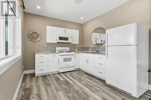 1077 Loseth Drive, Kelowna, BC - Indoor Photo Showing Kitchen With Upgraded Kitchen