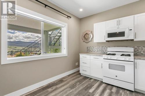 1077 Loseth Drive, Kelowna, BC - Indoor Photo Showing Kitchen