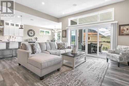 1077 Loseth Drive, Kelowna, BC - Indoor Photo Showing Living Room