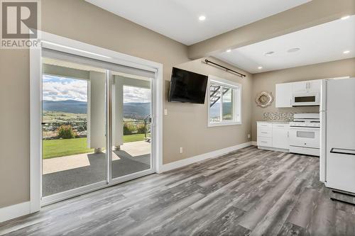 1077 Loseth Drive, Kelowna, BC - Indoor Photo Showing Kitchen