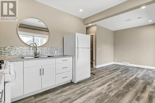 1077 Loseth Drive, Kelowna, BC - Indoor Photo Showing Kitchen