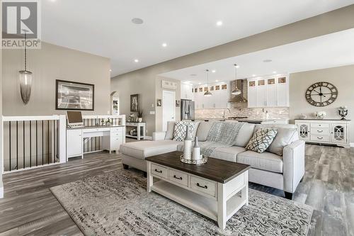 1077 Loseth Drive, Kelowna, BC - Indoor Photo Showing Living Room