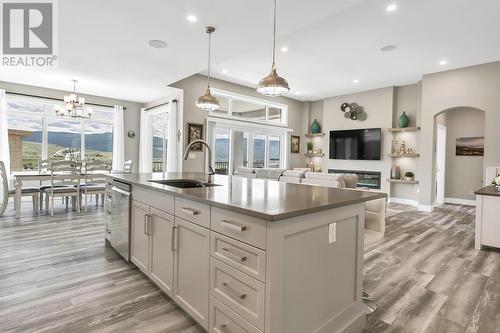 1077 Loseth Drive, Kelowna, BC - Indoor Photo Showing Kitchen With Upgraded Kitchen