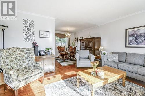 655 Cumberland Avenue, Burlington, ON - Indoor Photo Showing Living Room