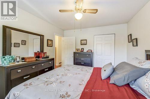 655 Cumberland Avenue, Burlington, ON - Indoor Photo Showing Bedroom