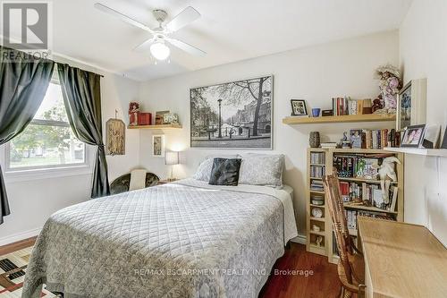 655 Cumberland Avenue, Burlington, ON - Indoor Photo Showing Bedroom