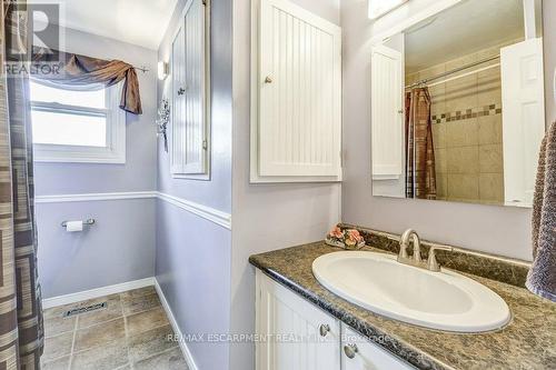 655 Cumberland Avenue, Burlington, ON - Indoor Photo Showing Bathroom