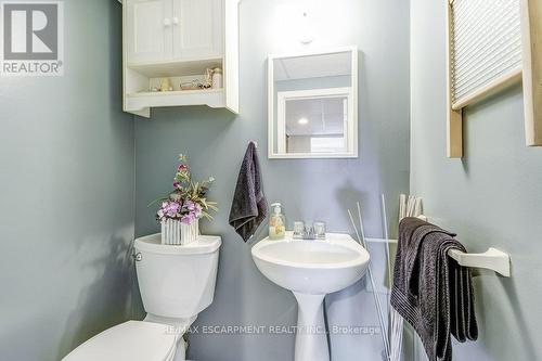 655 Cumberland Avenue, Burlington, ON - Indoor Photo Showing Bathroom