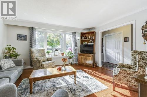 655 Cumberland Avenue, Burlington, ON - Indoor Photo Showing Living Room