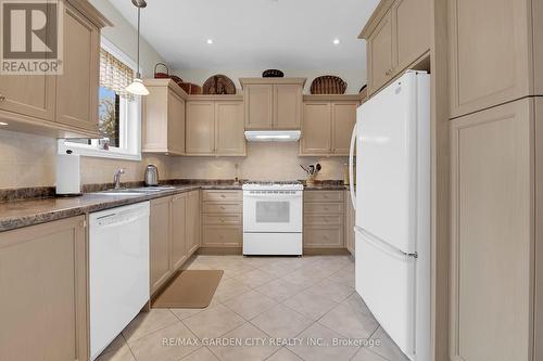 24 Jeanette Avenue, Grimsby, ON - Indoor Photo Showing Kitchen