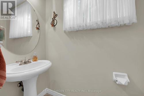 24 Jeanette Avenue, Grimsby, ON - Indoor Photo Showing Bathroom