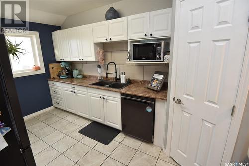 418 7Th Avenue W, Nipawin, SK - Indoor Photo Showing Kitchen With Double Sink