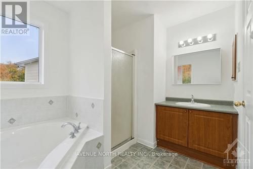 144 Carwood Circle, Ottawa, ON - Indoor Photo Showing Bathroom