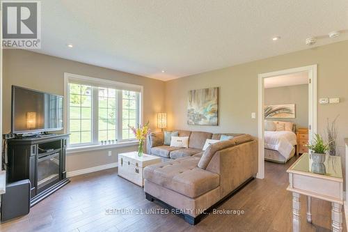 140 - 301 Carnegie Avenue, Peterborough (Northcrest), ON - Indoor Photo Showing Living Room