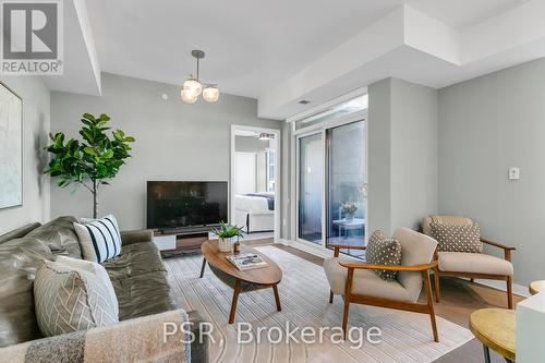 1001 - 501 Adelaide Street W, Toronto, ON - Indoor Photo Showing Living Room